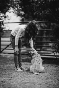 Kind und Hund, fotografiert in schwarz und weiß