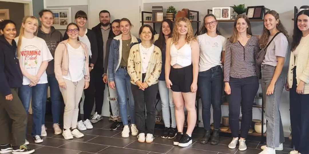 Foto der Gruppe der Studierenden beim Besuch in Oberschleißheim.