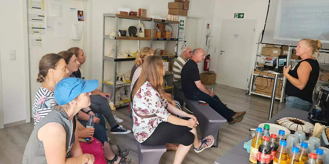 Foto der Gruppe der Studierenden beim Besuch in Oberschleißheim.