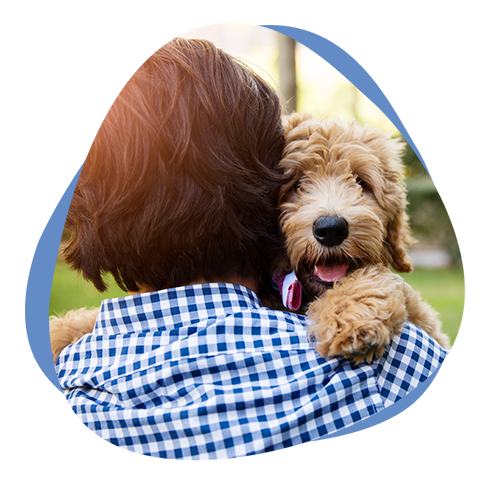 Cremare Mitarbeiter Mann mit Hund auf dem Arm von hinten