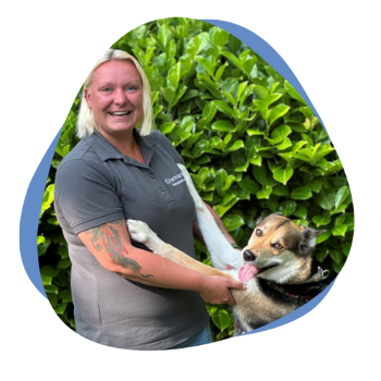 Frau mit blonden Harren und Hund