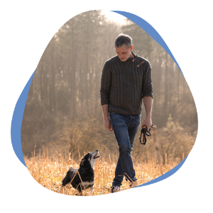 Mann im Wald mit Hund