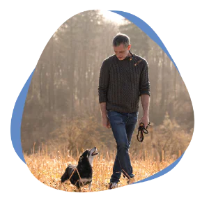Mann im Wald mit Hund