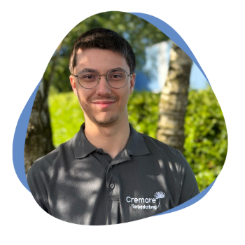 Junger Mann mit grauem Poloshirt und Brille