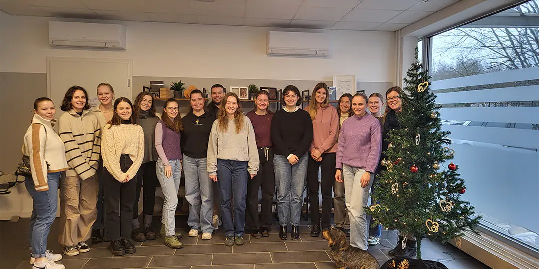 Foto der Gruppe der Studierenden beim Besuch in Oberschleißheim.