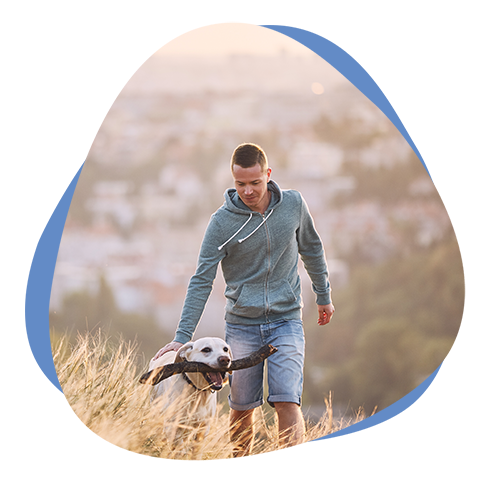 Ein Mann mit seinem Hund im Haferfeld