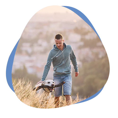 Ein Mann mit seinem Hund im Haferfeld