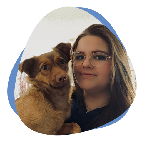 Frau mit Hund auf dem Arm