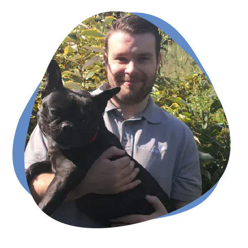 Cremare Tierbestattung Mitarbeiter mit Hund