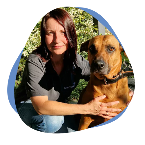 Cremare Tierbestattungen Mitarbeiterin mit Hund