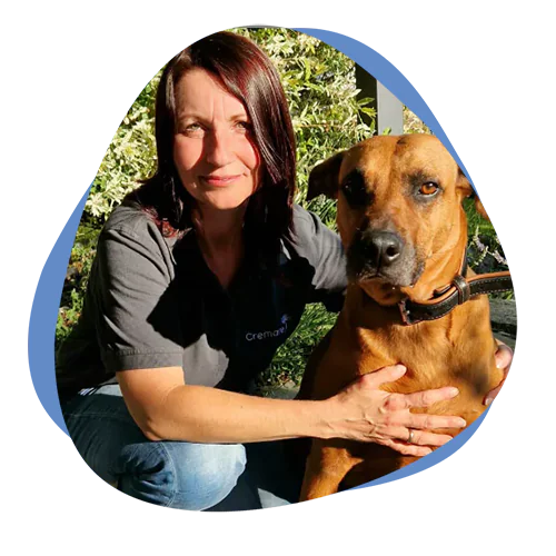 Cremare Tierbestattungen Mitarbeiterin mit Hund