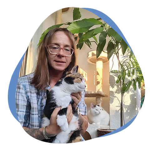 Junge Frau mit Katze auf dem Arm