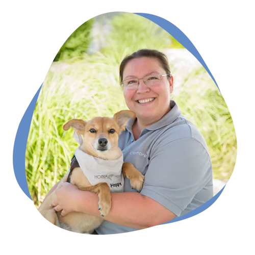 Frau mit Hund auf dem Arm