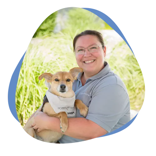 Frau mit Hund auf dem Arm