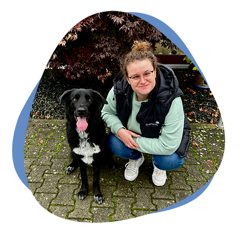 Frau hockt bei Ihrem Hund