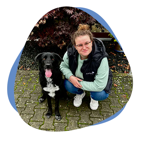 Frau hockt bei Ihrem Hund
