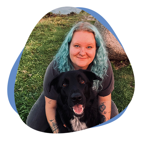 Frau mit blauem Haar und Hund