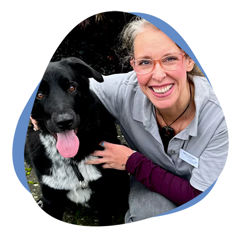 Cremare Tierbestattung Mitarbeiterin mit Hund im Standort Willich
