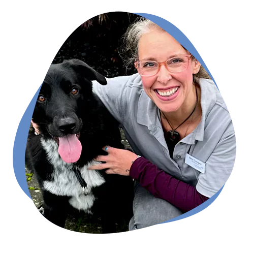Cremare Tierbestattung Mitarbeiterin mit Hund im Standort Willich