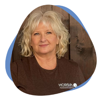 Frau mit braunem T-Shirt und blonden Haaren