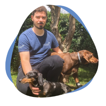 Junger Mann mit zwei Hunden