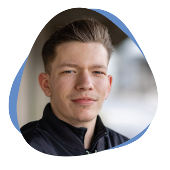 Junger Mann mit schwarzer Jacke