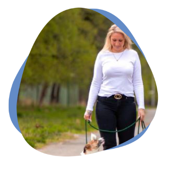 Frau mit blonden Haaren und Hund