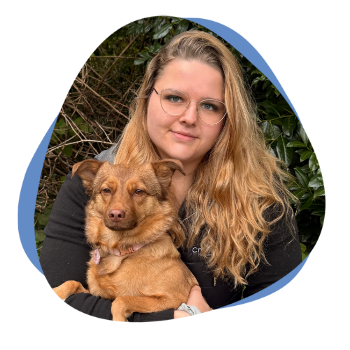 Frau mit Hund auf dem Arm