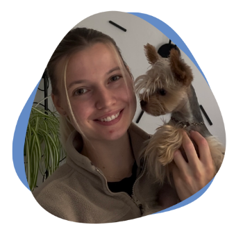 Junge Frau hat ihren Hund auf dem Arm