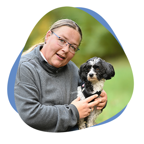 Frau mit Hund auf dem Arm