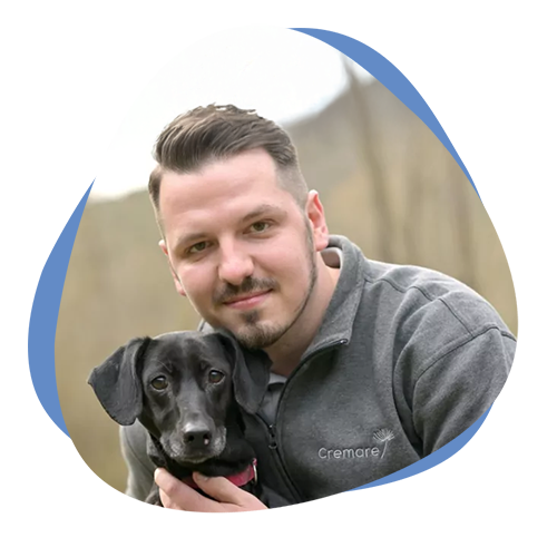 Mann mit Hund auf dem Arm