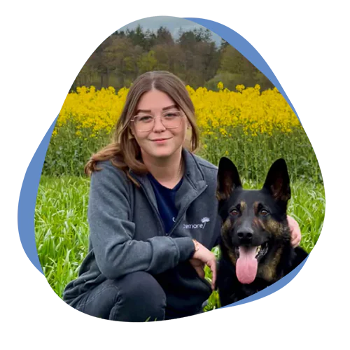 Cremare Tierbestattung Mitarbeiterin mit Hund