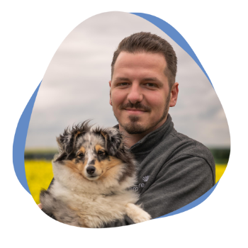 Junger Mann mit Hund