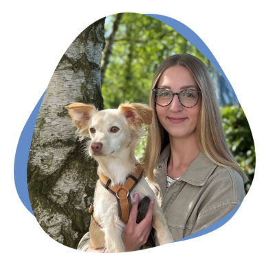 Junge Frau mit Brille und Hund