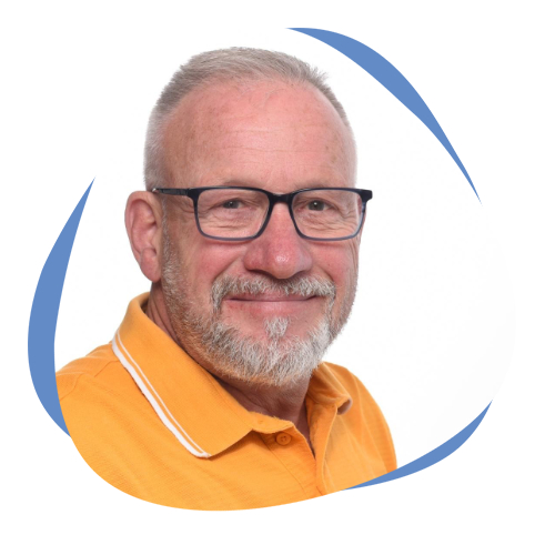 Älterer Mann mit Brille und gelbem Shirt
