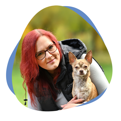 Frau mit kleinem Hund auf dem Arm