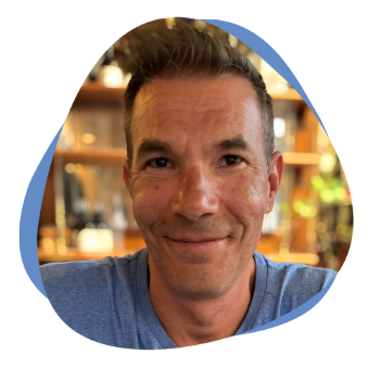 Mann mit blauem T-Shirt