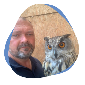 Mann mit Eule auf dem Arm