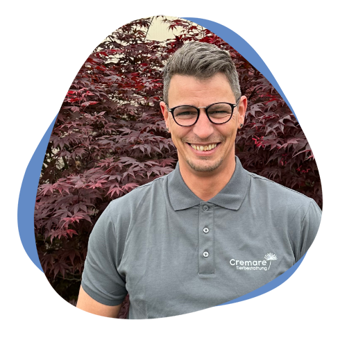 Mann mit Brille und grauem Poloshirt
