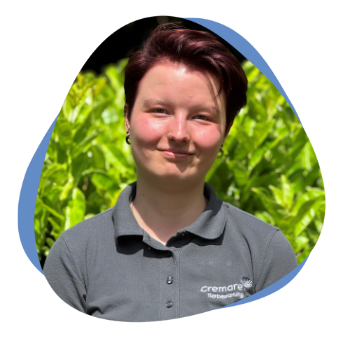 Junge Frau mit kurzen rötlichen Haaren