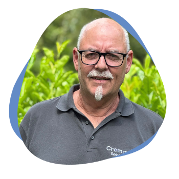 Profilbild eines älteren Mannes mit grauem Bart und Brille