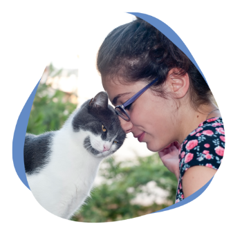 Frau mit Brille und Katze