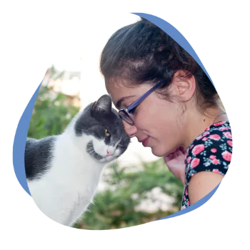 Frau mit Brille und Katze