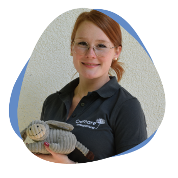 Junge Frau mit roten Haaren und Brille