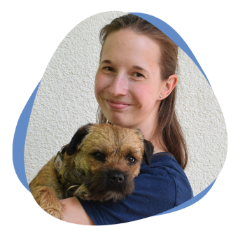 Junge Frau mit ihrem Hund auf dem Arm