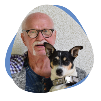 Mann mit Brille und einem Hund