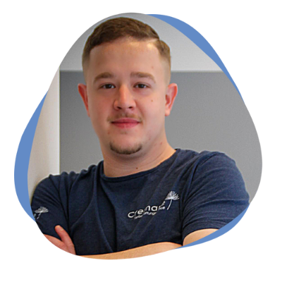 Junger Mann mit blauem Poloshirt