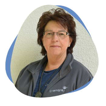 Frau mit dunklen Haaren und Brille