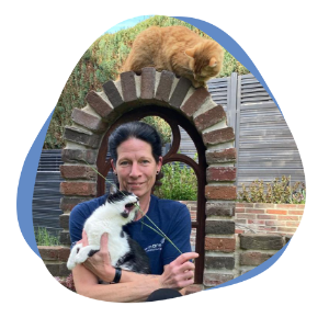 Frau mit zwei Katzen