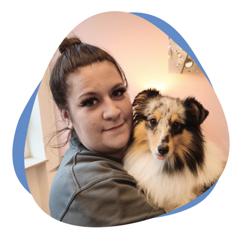 Junge Frau mit Hund auf dem Arm